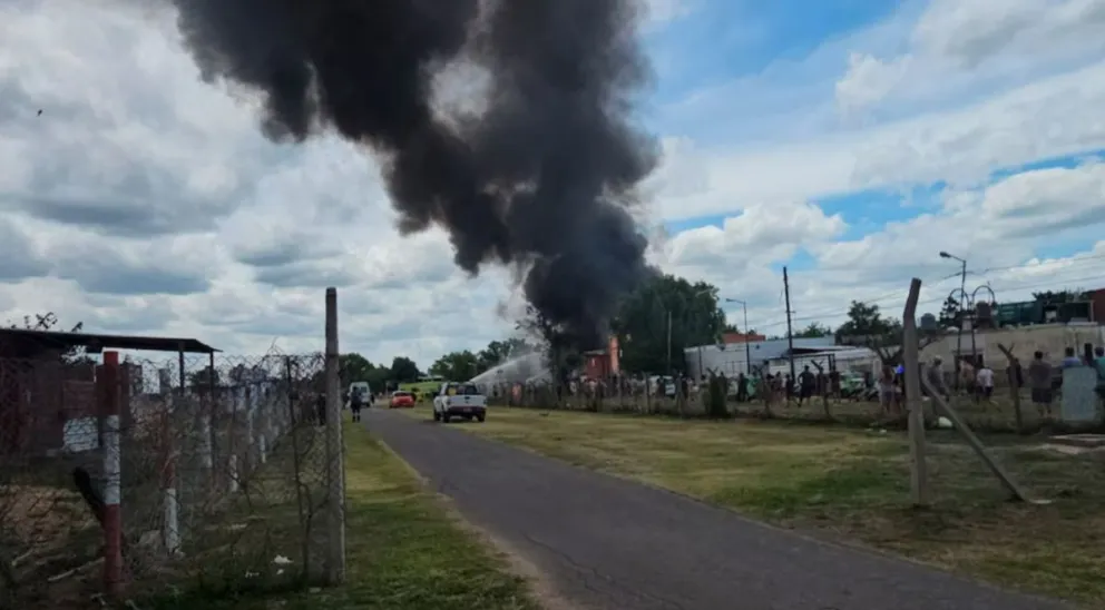 Mañana trágica: un avión privado se despistó y chocó contra una casa, dejando dos muertos