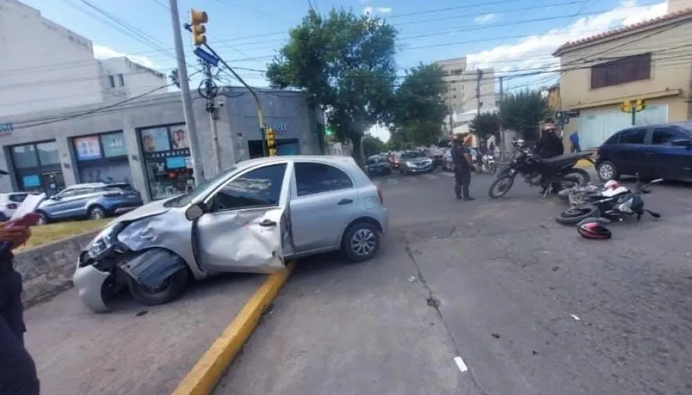 Fuerte accidente en Avenida Entre Ríos: un motociclista resultó gravemente herido