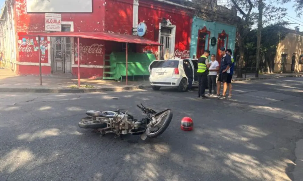 |AHORA| Tremendo choque en Parque San Martín: la moto quedó destrozada