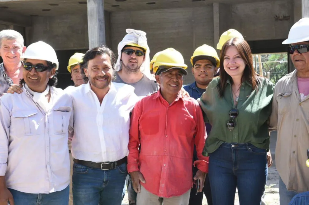 Gustavo Sáenz y Sandra Petovello recorrieron la obra de la Escuela Nikola Tesla