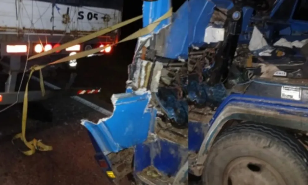 Monumental accidente de camiones sobre Ruta 9: el conductor quedó atrapado en la cabina