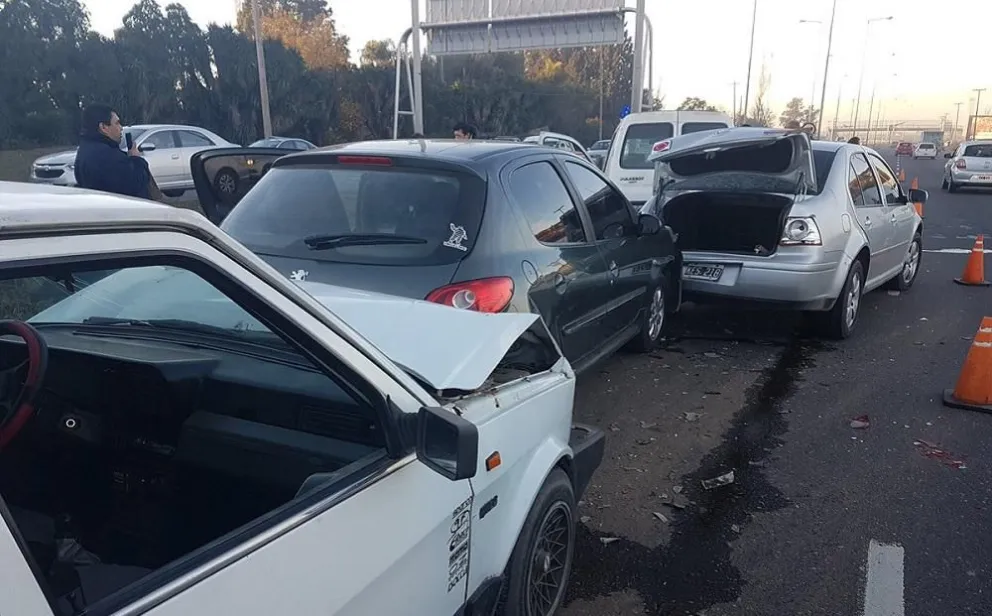 Fuerte choque en cadena en Avenida Bolivia: dos personas resultaron heridas