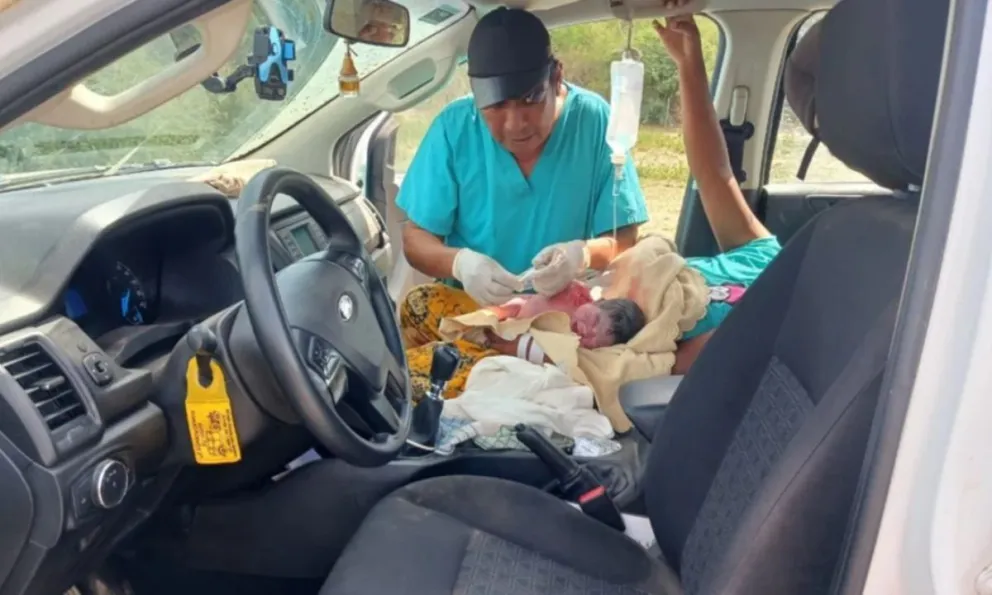 Un bebé nació de camino al hospital: la ambulancia se había atorado en el barro