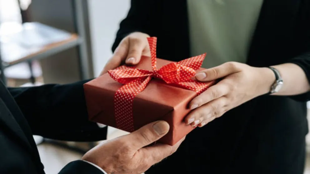 Hacé que tus regalos brillen esta Navidad: sorprendé a todos con estas 5 increíbles ideas para envolverlos 