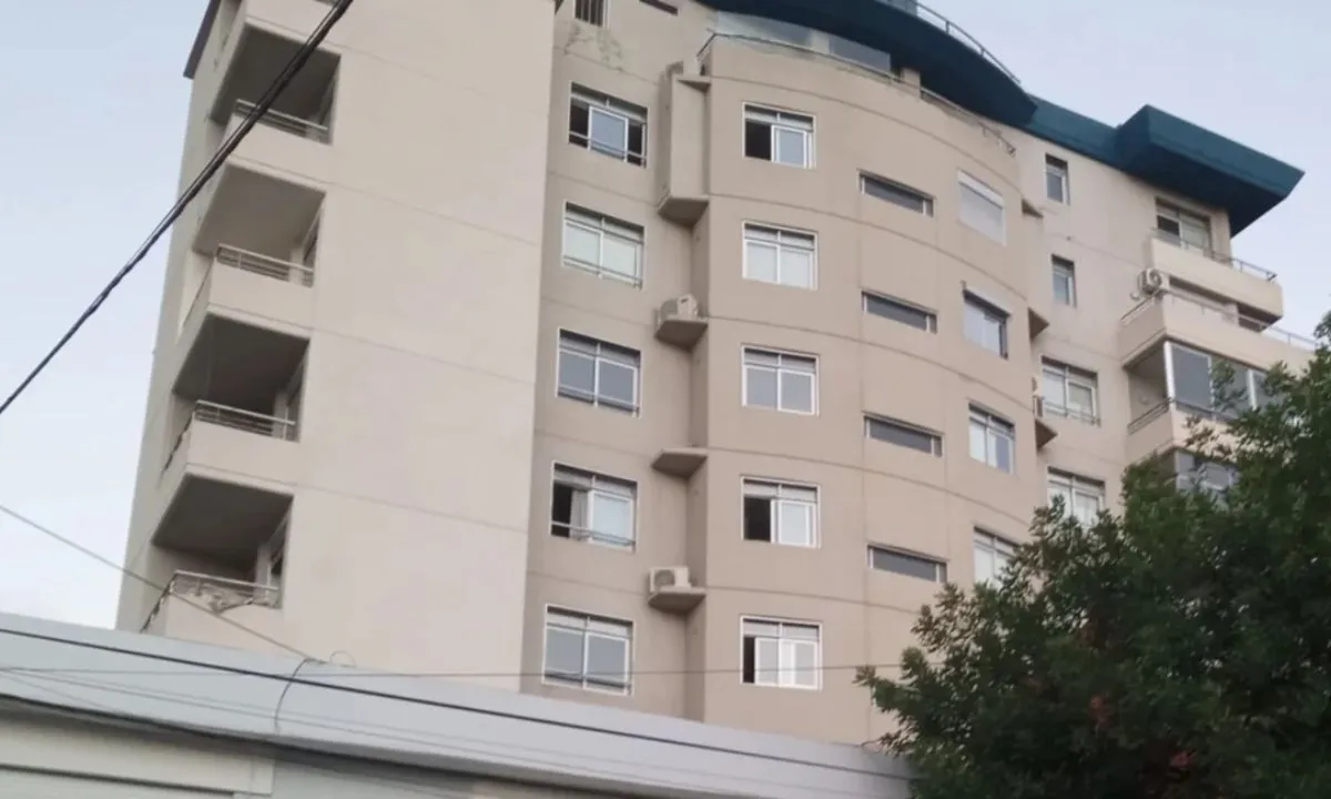 Muri&oacute; al caer de un octavo piso 