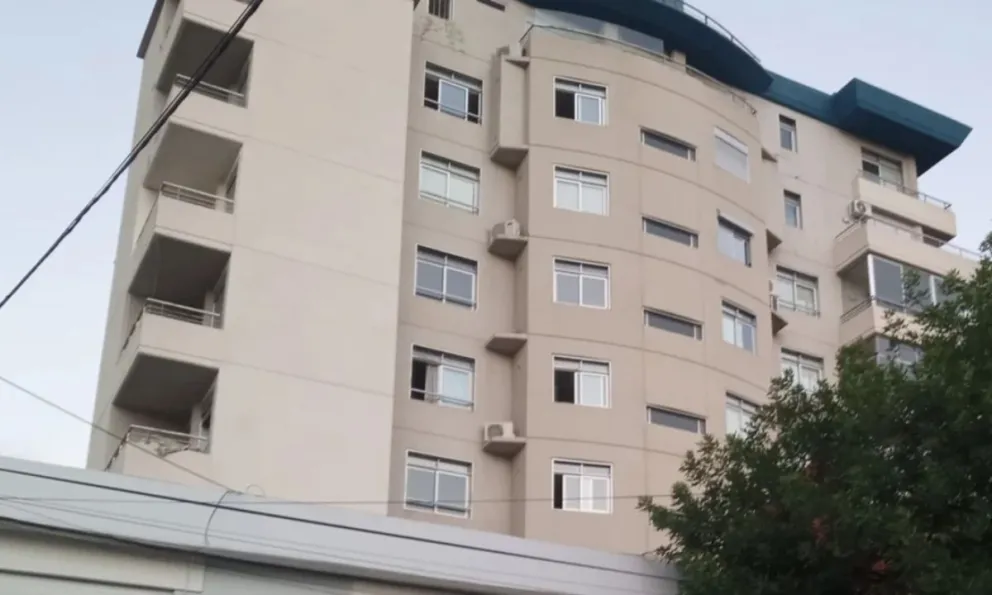 Horror en Navidad: un hombre murió tras caer de un octavo piso