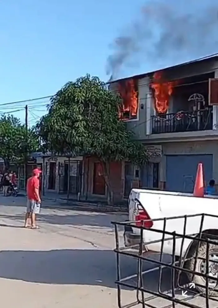 Caos y desesperación por el feroz incendio de una vivienda en Orán