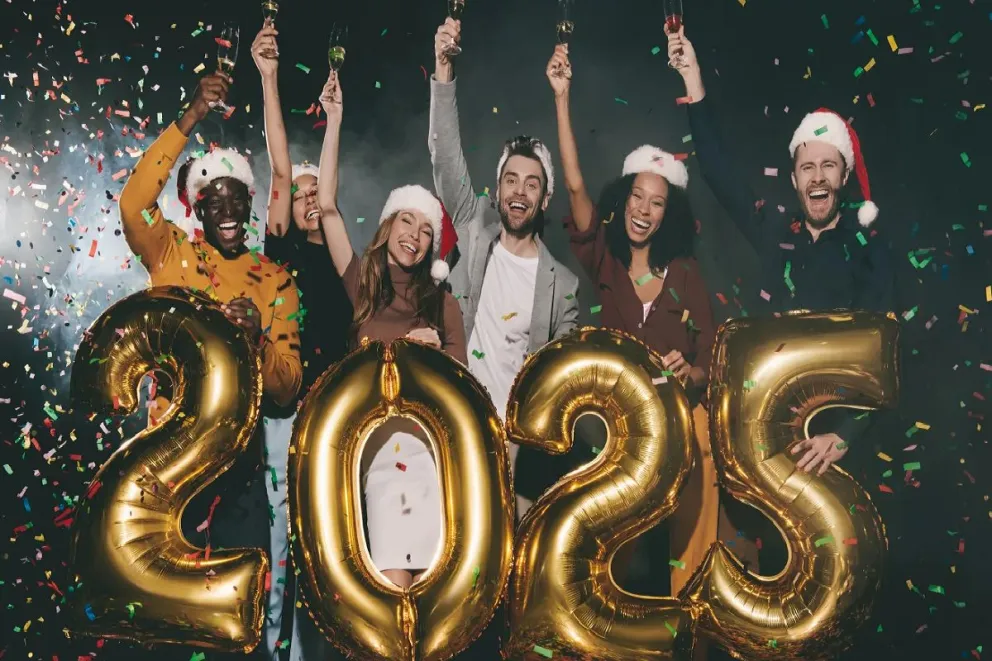 Atrévete a brillar: elige el color perfecto para recibir el 2025 y atrae la fortuna en el nuevo año