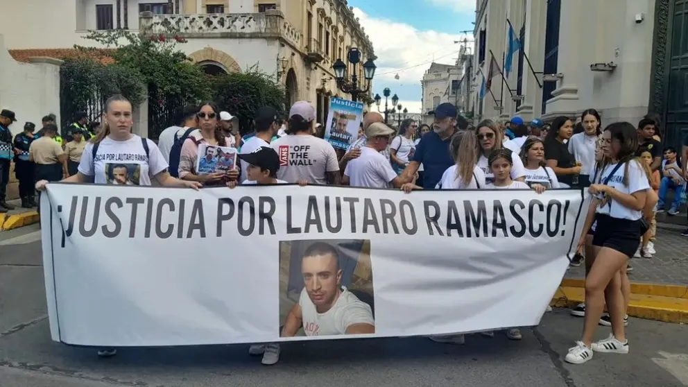 Crimen de Lautaro Ramasco: familiares y amigos marcharon en el centro salteño pidiendo por justicia