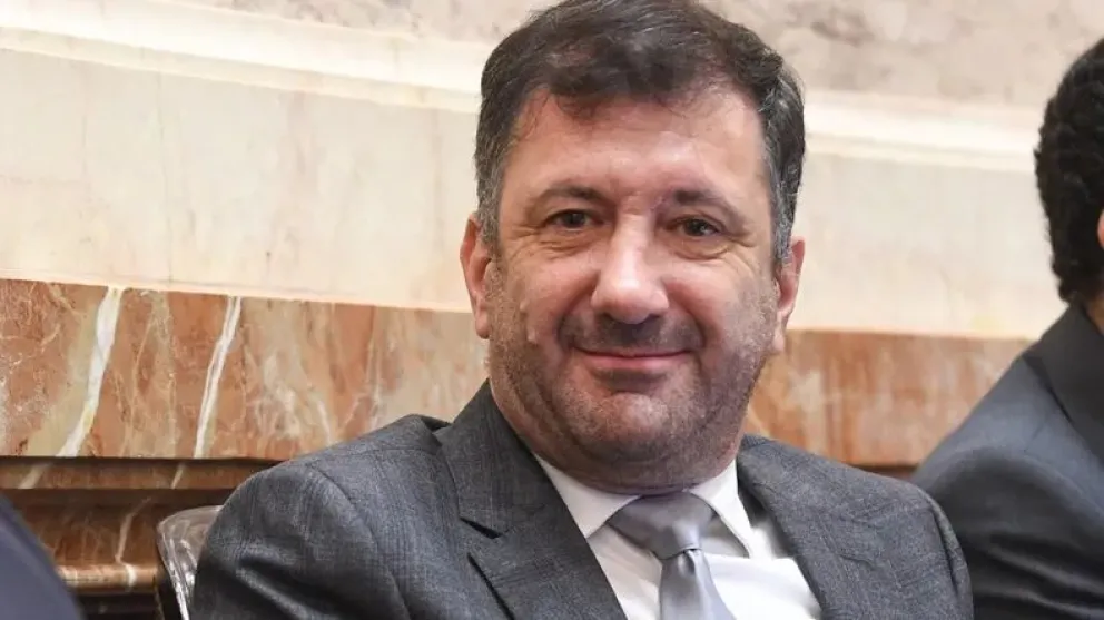 Escándalo internacional: Paraguay difundió las imágenes de Edgardo Kueider contrabandeando dólares