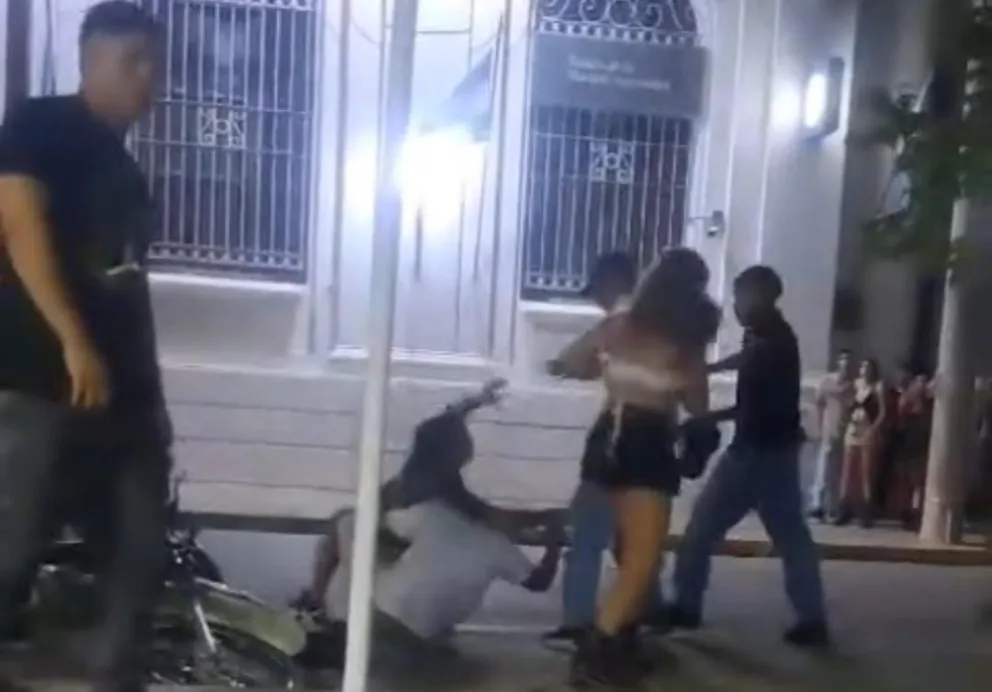 Feroz pelea a la salida de un boliche de Orán: un joven fue brutalmente agredido