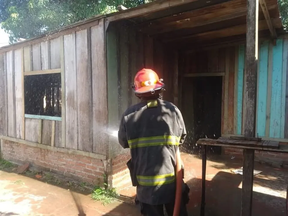 Feroz incendio en una vivienda de Orán: se registraron grandes daños materiales