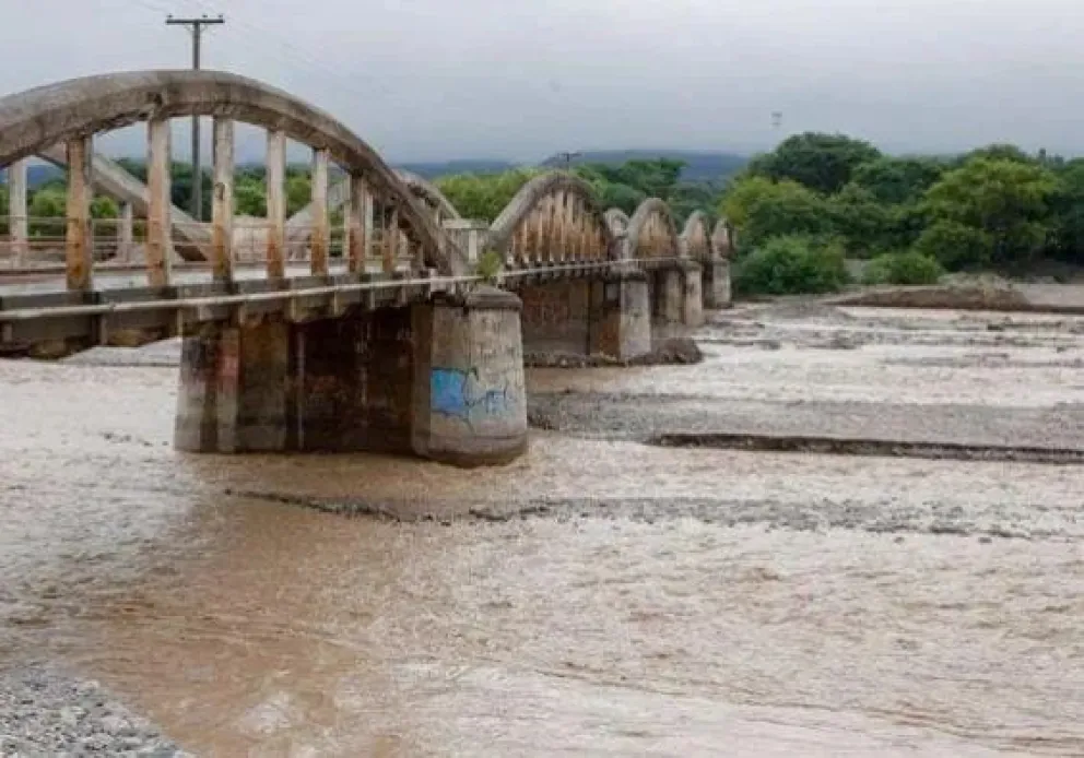 Caos y desesperación: un hombre fue arrastrado por el Río Wierna