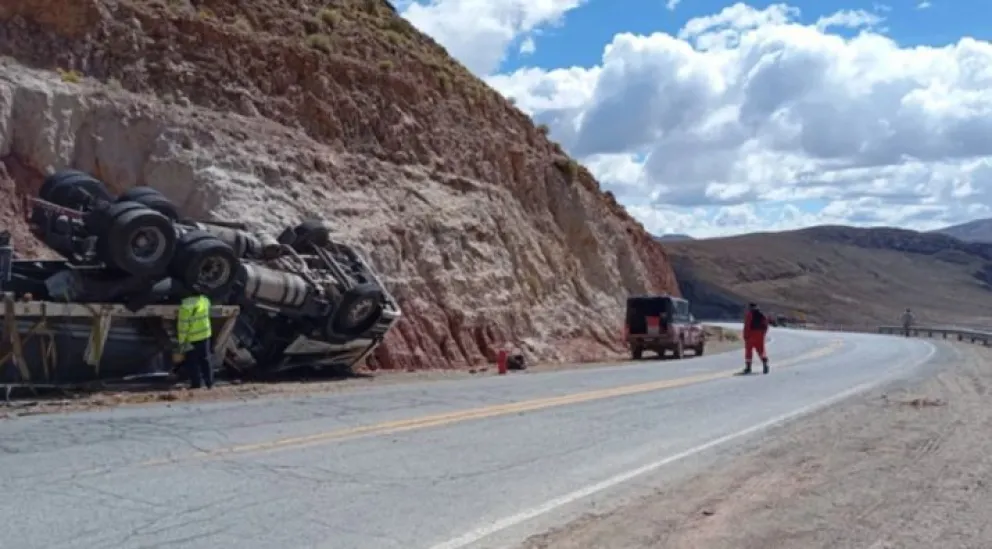 Violento accidente en Ruta Nacional N°52: un camionero resultó herido