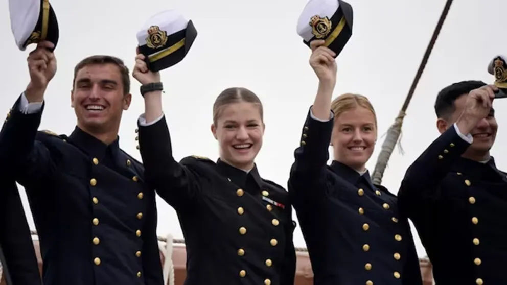 Lágrimas y orgullo: la emotiva despedida de los Reyes a la princesa Leonor tras comenzar su formación marítima