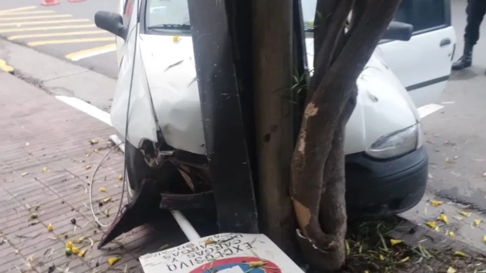 Fuerte accidente en la ciudad de Salta: un automóvil chocó contra un árbol