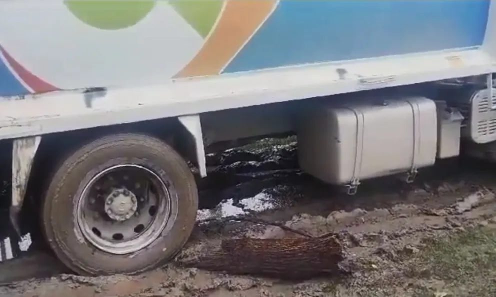|VIDEO| Por las intensas lluvias, un camión municipal de Cerrillos quedó atascado en el barro
