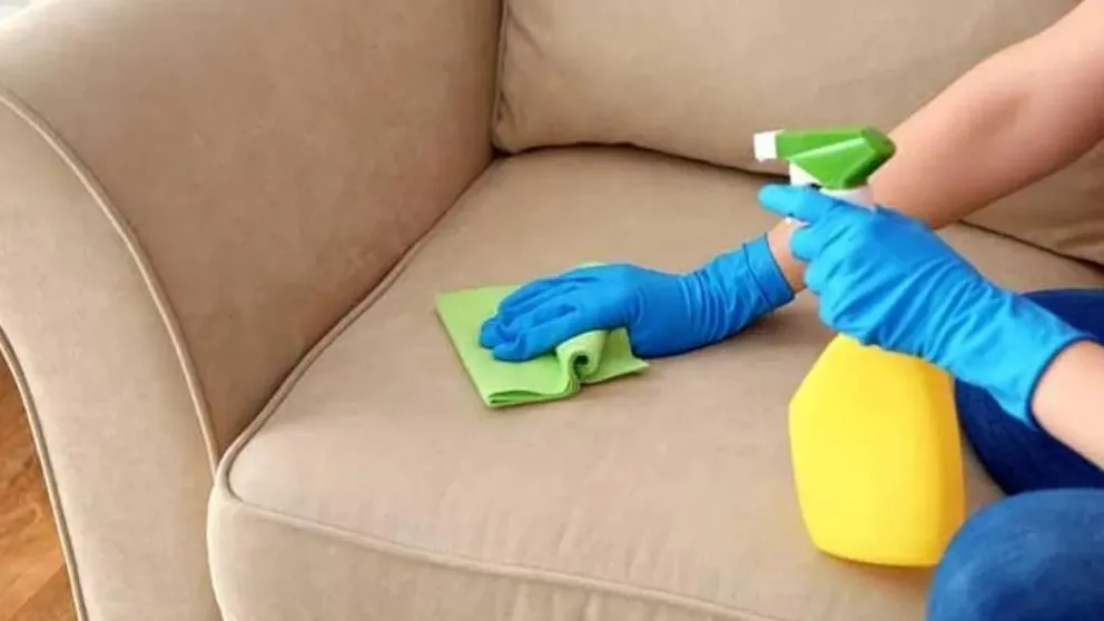 Decile adiós a las manchas: el efectivo truco para limpiar y desinfectar tus muebles tapizados sin dañarlos 