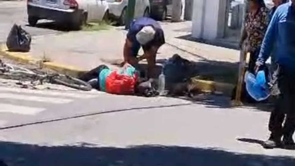 Fuerte accidente en Avenida Belgrano: un ciclista resultó herido