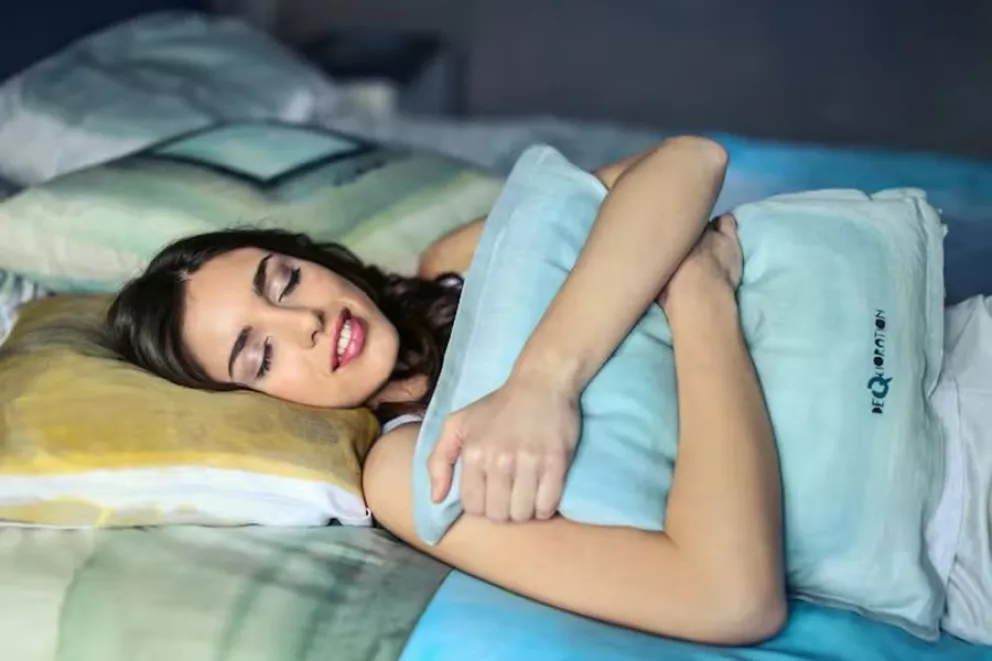 dormir - abrazar la almohada
