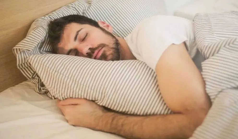 Descubrí el verdadero significado de abrazar la almohada al dormir: tu postura revela más de lo que imaginas