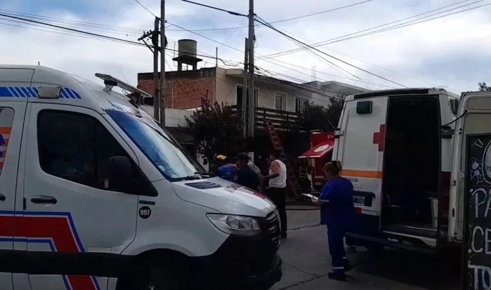 Caos y desesperación por el feroz incendio de una vivienda en barrio 20 de Febrero