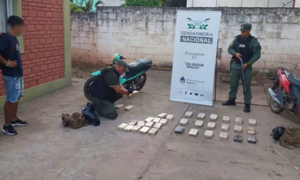 Increíble persecución en zona de frontera: atraparon a un narco con 35 kilos de cocaína en la mochila