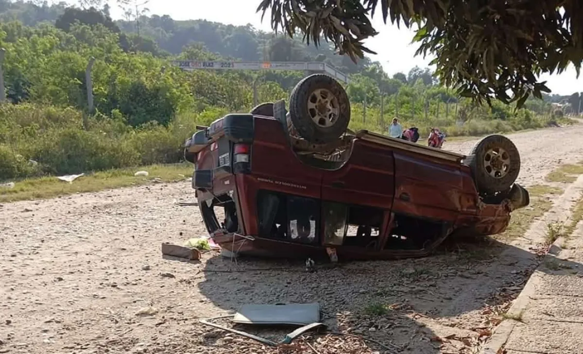 Vuelco de una camioneta en Hip&oacute;lito Yrigoyen 