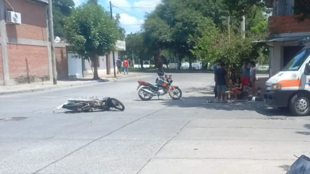 Impactante accidente en las calles Orán y Rosario de la Frontera: grúa huye tras atropellar a dos motociclistas