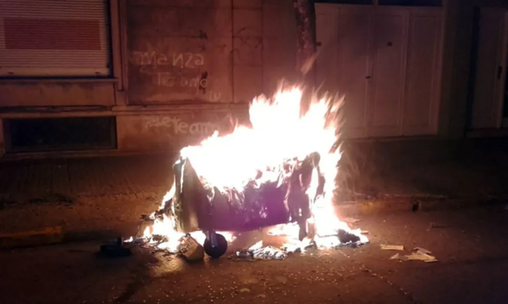 Principio de incendio en Barrio Casino: delincuentes vandalizaron un contenedor de basura