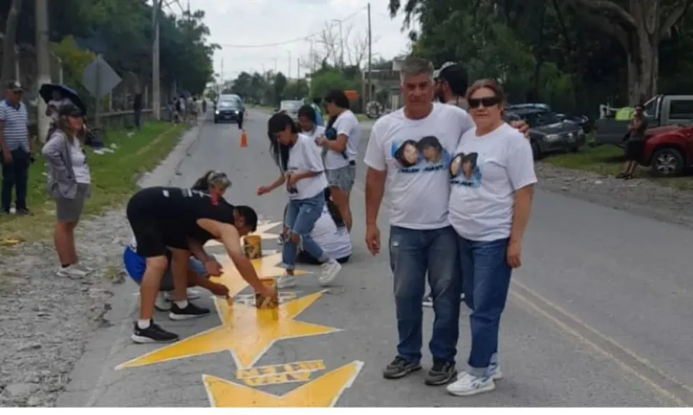 Tragedia de Campo Quijano: familiares recordaron a los jóvenes atropellados pintando estrellas amarillas