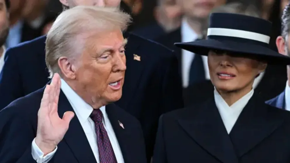El sorprendente beso de Donald Trump a su esposa Melania que explotó las redes: lo más viral de su asunción presidencial