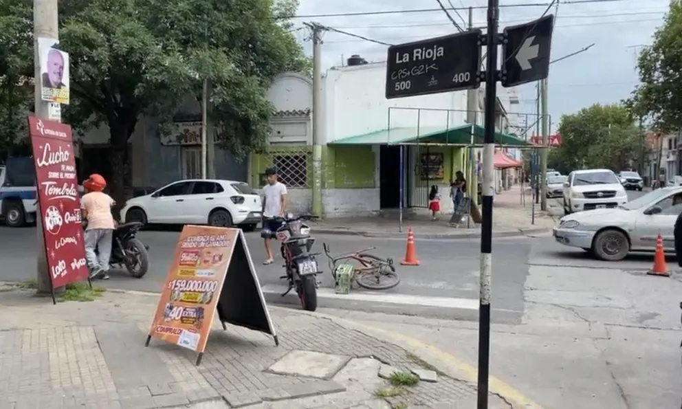 |ÚLTIMO MOMENTO| Tremendo accidente en pleno centro: un motociclista atropelló a un jubilado