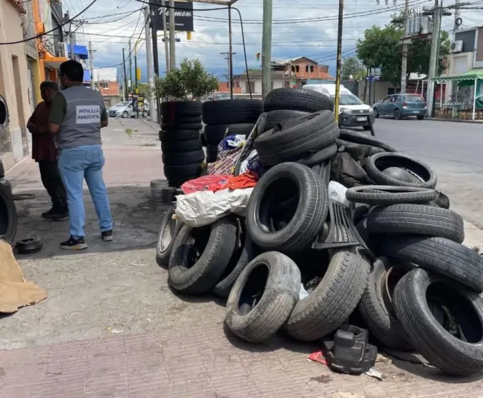 Denuncia vecinal: una gomería salteña fue multada por incumplir normas ambientales