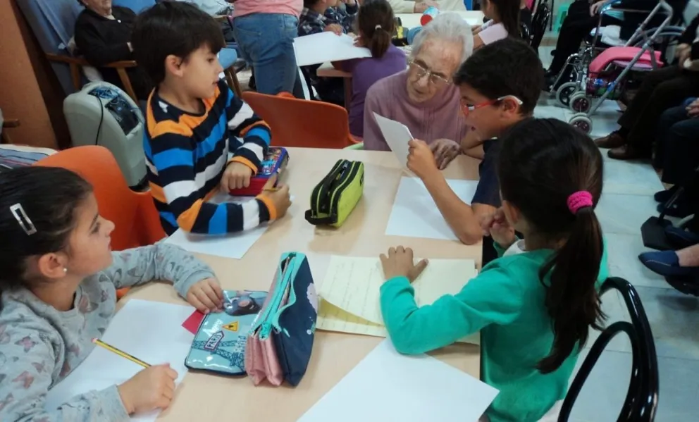 Proponen el trabajo en conjunto con adultos mayores para evitar la deserción escolar 
