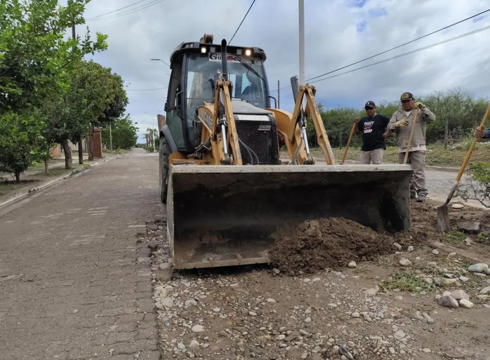 Operativo de limpieza de canales y reparación de calles tras las intensas lluvias en General Güemes