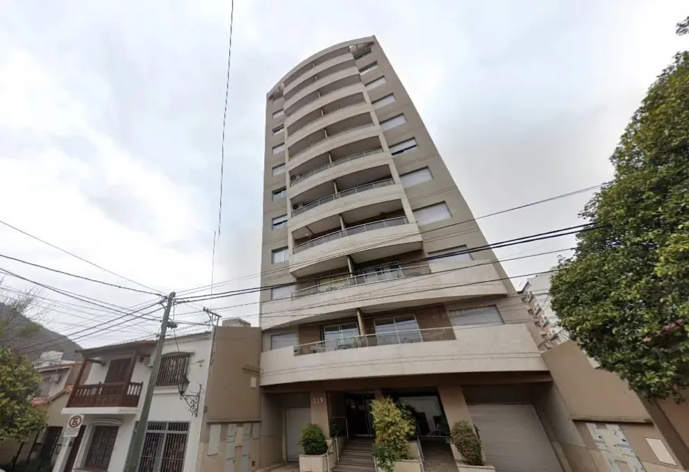 Feroz incendio de un edificio en el centro salteño: habría sido intencional