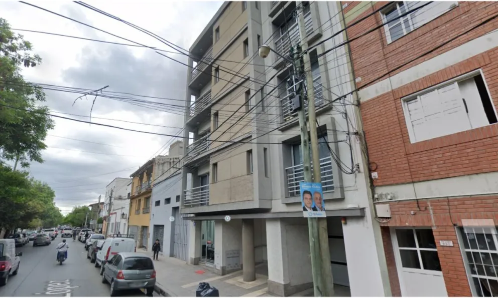 Susto en el centro de Salta: se incendió un edificio, aseguran que fue intencional