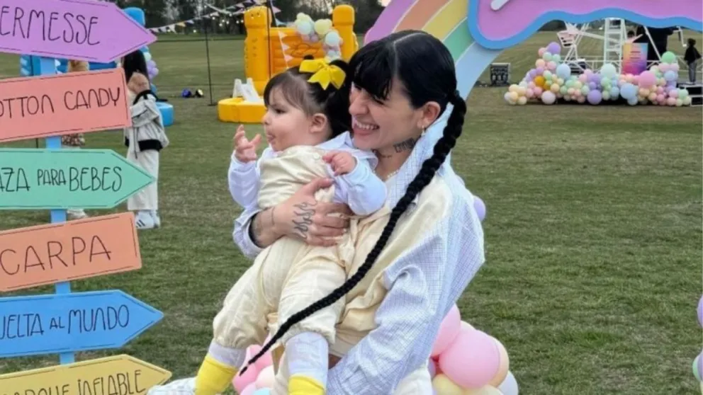 Con solo un año, Cazzu muestra la creatividad de su hija y todos quedan encantando