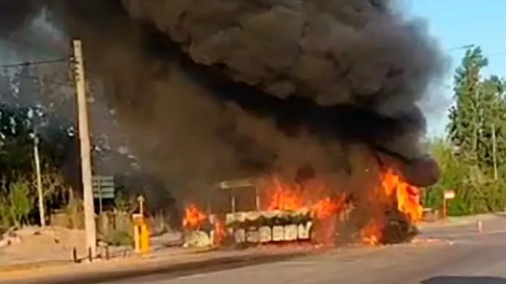 Impactante accidente en Mendoza: un micro con 40 chicos chocó contra un camión y se prendió fuego