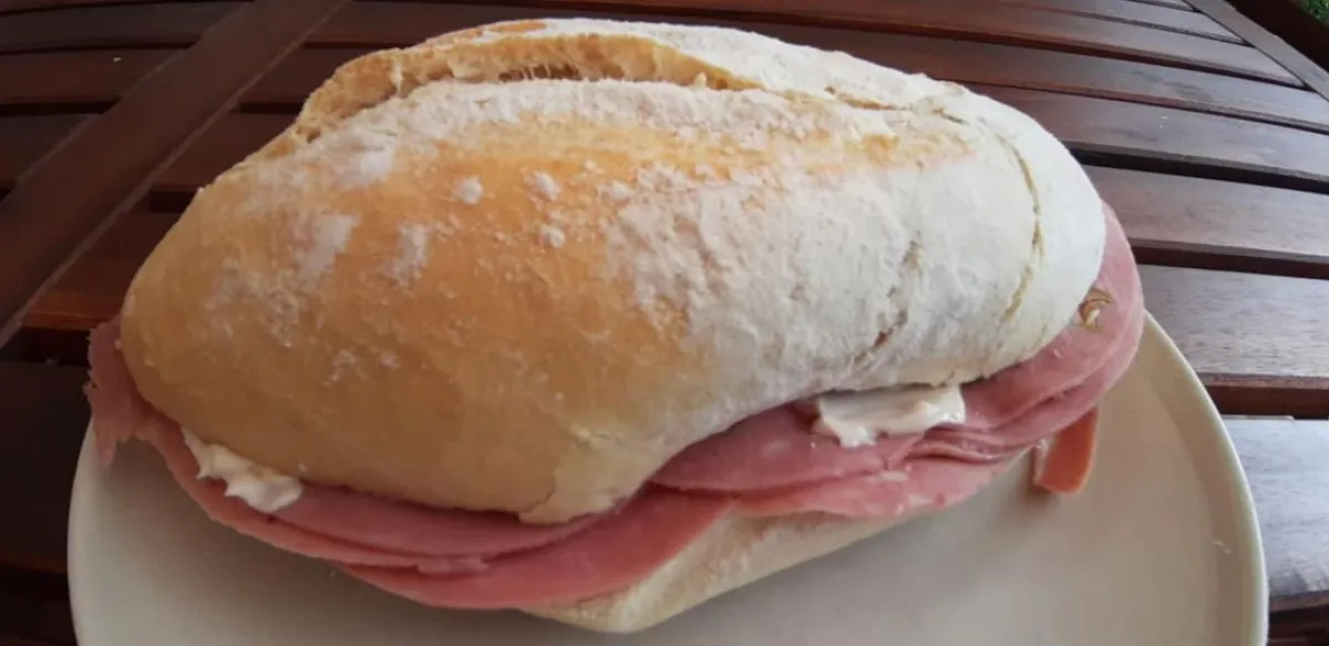 S&aacute;ndwich de mortadela