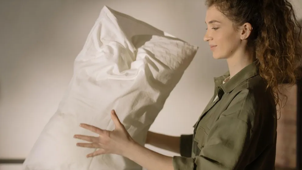 Decile adiós a las manchas amarillas de tus almohadas: conocé el truco definitivo de los expertos para eliminarlas