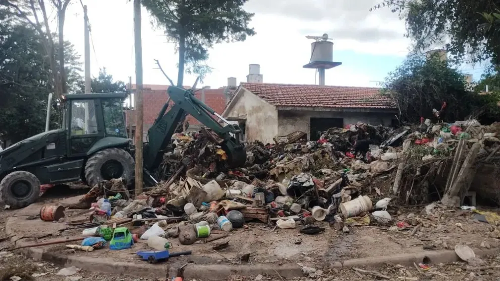 Una situación insostenible: los acumuladores del barrio Limache siguen llevando basura a su casa