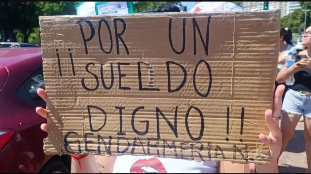 Como en todo el país, familiares de gendarmes se manifestaron en Tartagal por salarios dignos 
