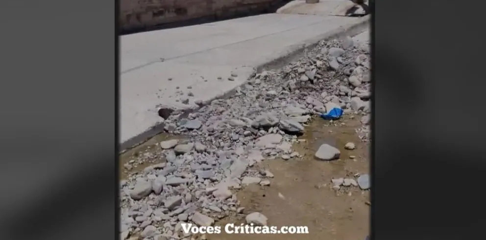 Teléfono para Ignacio Jarsún: vecina de barrio Asunción denuncia que Aguas del Norte le impide usar su vehículo por daños en la calle
