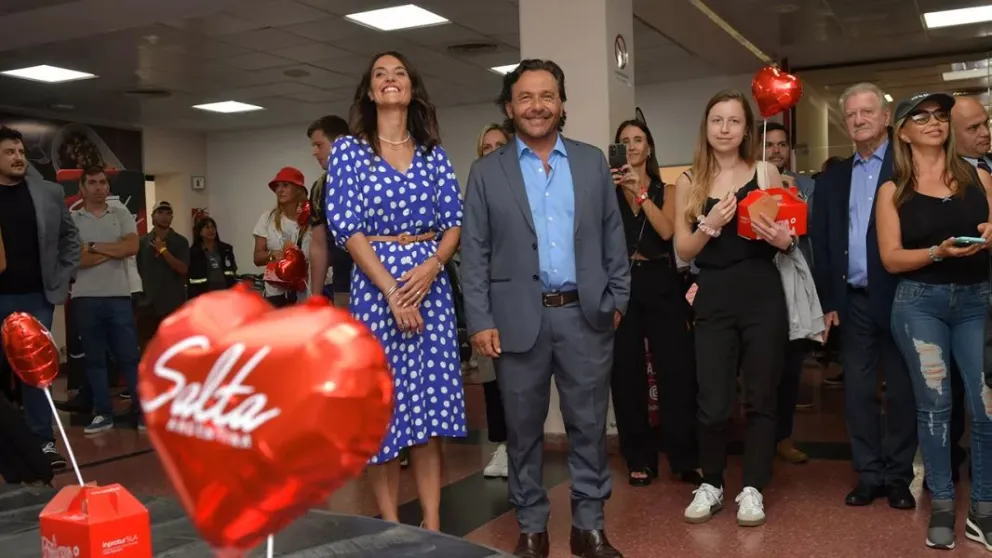 Más turismo: Gustavo Sáenz recibió el primer vuelo de la nueva ruta Salta - Asunción