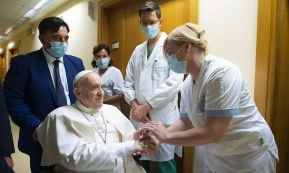 El Vaticano confirma que el Papa Francisco padece neumonía bilateral y su estado clínico es "complejo" 