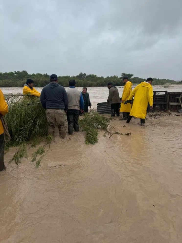 San Lorenzo: Manuel Saravia asiste a familias afectadas por el desborde del río Arenales tras las intensas lluvias 