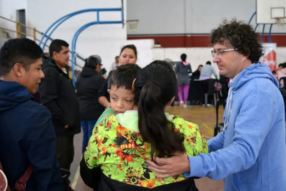 El intendente Carlos "Kety" Rosso acompañó a los vecinos que participaron del operativo del IPV en General Güemes