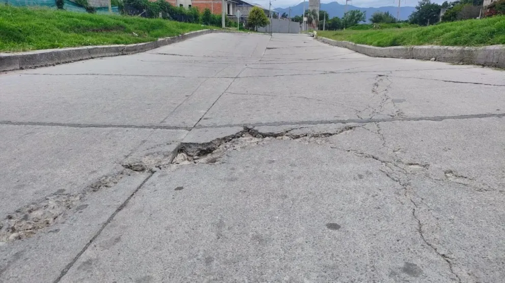 El triste legado de Bettina Romero en Salta: colapsó el acceso al puente Ayacucho
